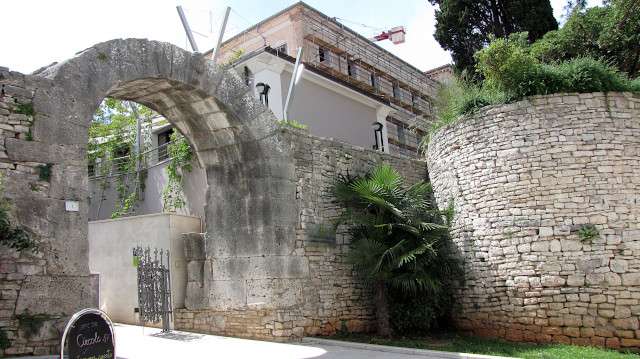 pula-hercules-gate Hercules Gate with relief, inscription and city walls