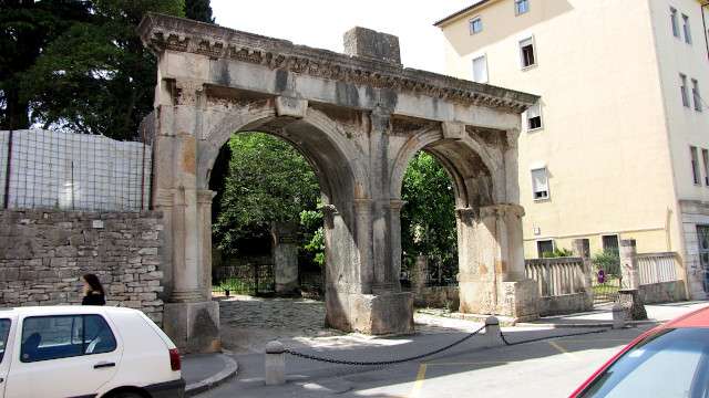 pula-twin-gates Twin gates of the 3rd Century at Pula